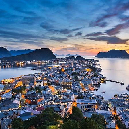 Four Monkeys Hotel Alesund Exterior photo